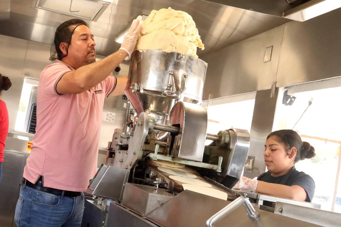 Imágen señor en tortilleria